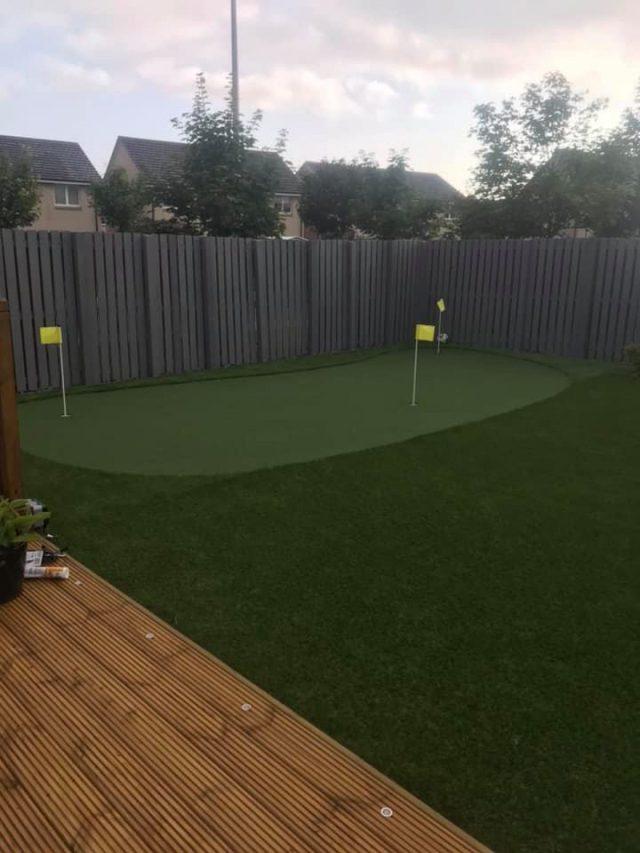 Artificial putting greens
